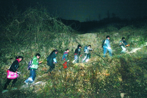 在一些山區(qū),因為學(xué)校太遠(yuǎn),孩子們天不亮就得打著手電出發(fā)。L CFP供圖