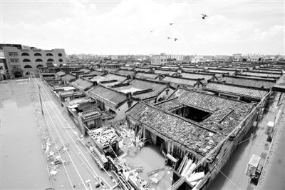 19日，廣東汕頭潮陽(yáng)區(qū)和平鎮(zhèn)出現(xiàn)水浸現(xiàn)象。連日來(lái)，廣東省汕頭市潮陽(yáng)區(qū)、潮南區(qū)普降暴雨。新華社發(fā)