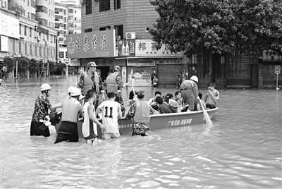 18日，廣東省清遠(yuǎn)市陽(yáng)山縣縣城,消防官兵合力推動(dòng)沖鋒舟，轉(zhuǎn)移被困學(xué)生。新華社發(fā)