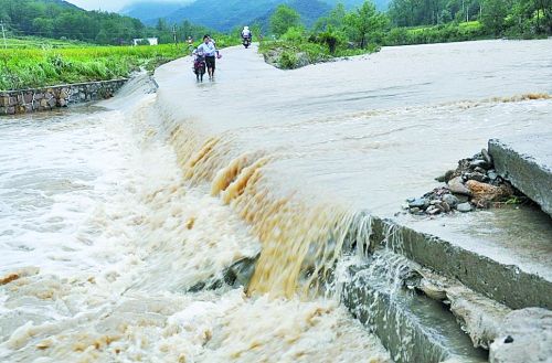短時強(qiáng)降雨攜帶泥土、沙石、樹木等造成災(zāi)害