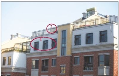 中海城香克林小區(qū),楊智家的樓頂上加蓋了兩層違建。其中北側(cè)露臺建成了一層灰白色的房屋(①)。在該違建頂部的東側(cè),又加蓋了一層面積較小的房屋(②)。新京報(bào)記者 韓萌 攝