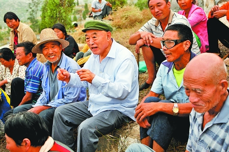 在唐莊，當(dāng)?shù)厝罕娒看我姷絽墙鹩】傆姓f不完的知心話。記者 史長來 攝