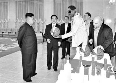 平壤，朝鮮最高領(lǐng)導(dǎo)人金正恩接待再次來(lái)訪的美國(guó)籃球明星羅德曼。