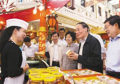 9月6日，王岐山在天津南市食品街調(diào)研，在月餅柜臺前，詢問中央關(guān)于中秋國慶嚴禁公款送禮的規(guī)定發(fā)布后的銷售情況。新華社記者 李學仁 攝