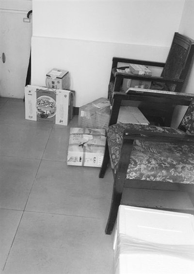 9月19日，東二環(huán)一小區(qū)的傳達室放著5、6箱禮品，小區(qū)保安稱，禮品量比以前過節(jié)時少。