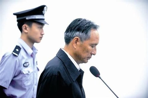 圖為：10日，張曙光在北京市第二中級(jí)人民法院接受庭審 新華社發(fā)