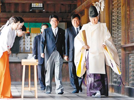 2011年8月15日安倍晉三等人參拜靖國(guó)神社。