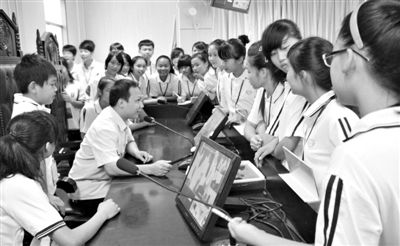 2013年5月30日，結(jié)合當前國內(nèi)民眾普遍關(guān)注的“校長開房”、“強奸猥褻”等事件，廣西上思縣人民法院邀請中小學生到法院觀摩案件的庭審，提高他們的守法、維權(quán)意識。圖/IC