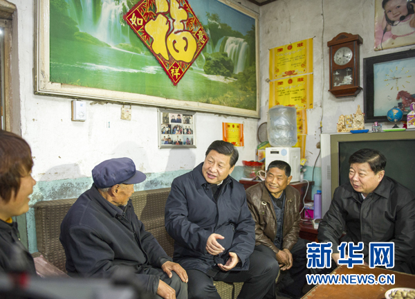 25日下午，習近平在地處沂蒙老區(qū)的臨沭縣曹莊鎮(zhèn)朱村看望83歲的“老支前”王克昌。