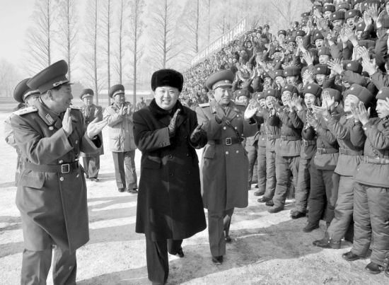 24日，金正恩視察前線部隊(duì)。