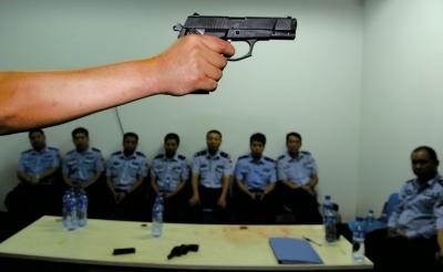 在一堂槍械教學(xué)課上，教官向參訓(xùn)民警們講解警用手槍的特點(diǎn)和正確握姿。記者 董世彪 攝