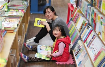 昨晚10時，來京探親的山東的李女士帶著5歲的女兒琪琪在三聯(lián)書店讀書。4月18日晚開始，三聯(lián)韜奮書店正