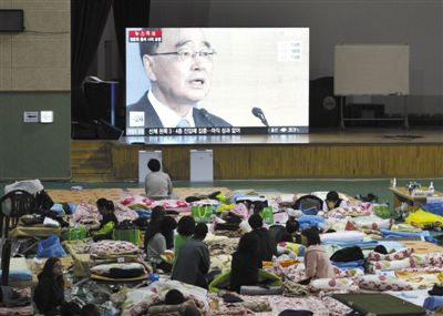 27日，韓國(guó)珍島，“歲月”號(hào)客輪乘客家屬在體育館觀看總理鄭烘原辭職新聞。當(dāng)日，鄭烘原召開緊急發(fā)布會(huì)，表示對(duì)韓國(guó)“歲月”號(hào)沉船事件負(fù)責(zé)，宣布引咎辭職。