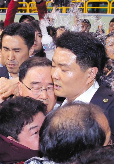 17日，鄭烘原（中）會(huì)見乘客家屬時(shí)，遭到家屬辱罵、潑水。