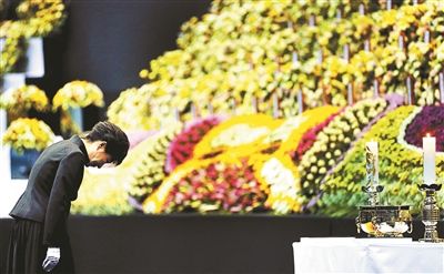 4月29日，韓國總統(tǒng)樸槿惠為“歲月”號沉沒客輪死難者默哀圖片/IC