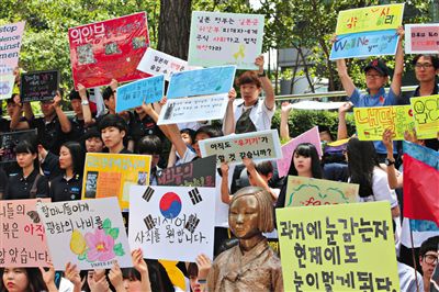 6月4日,韓國首爾,韓國慰安婦和民眾在日本駐韓大使館門前集會,要求日本政府承認(rèn)并解決慰安婦問題。