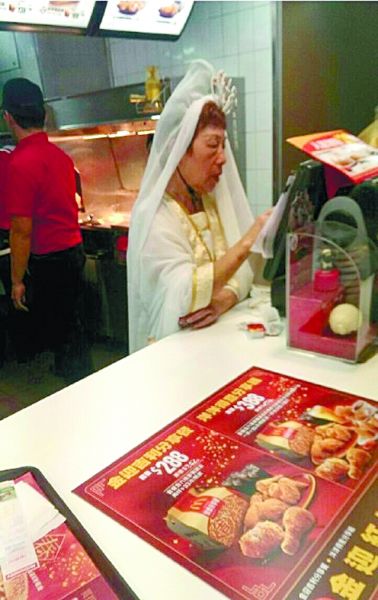 麥當(dāng)勞也挺拼的！店員化身觀音為顧客點(diǎn)餐