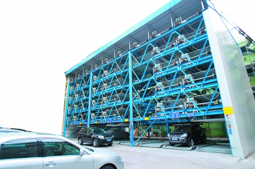 商務(wù)廳（北院）內(nèi)新建一個(gè)立體停車(chē)場(chǎng)，有68個(gè)停車(chē)位，但目前停車(chē)率不高。