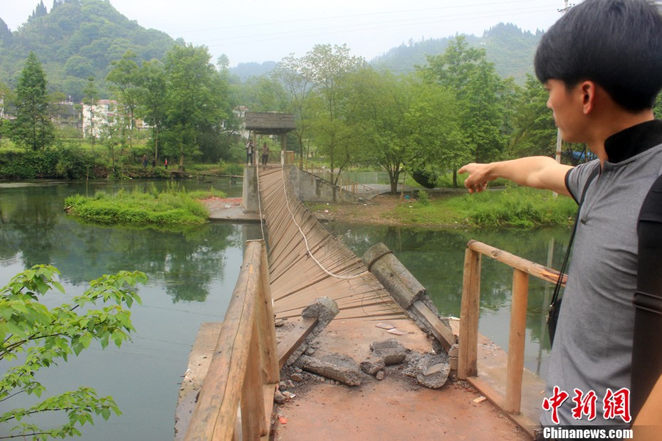 5月2日，一名目擊者正在介紹鳳凰吊橋事發(fā)情景。