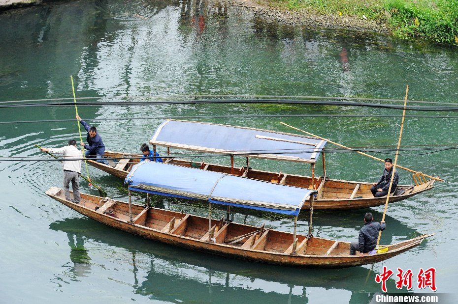 5月2日，鳳凰縣搜尋人員仍在沱江下游搜尋。