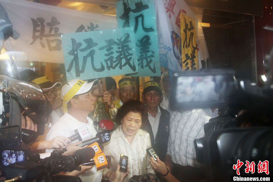 圖為死者洪石成的遺孀控訴菲相關(guān)人員暴行，呼吁菲方正式道歉。中新社發(fā) 董會(huì)峰 攝