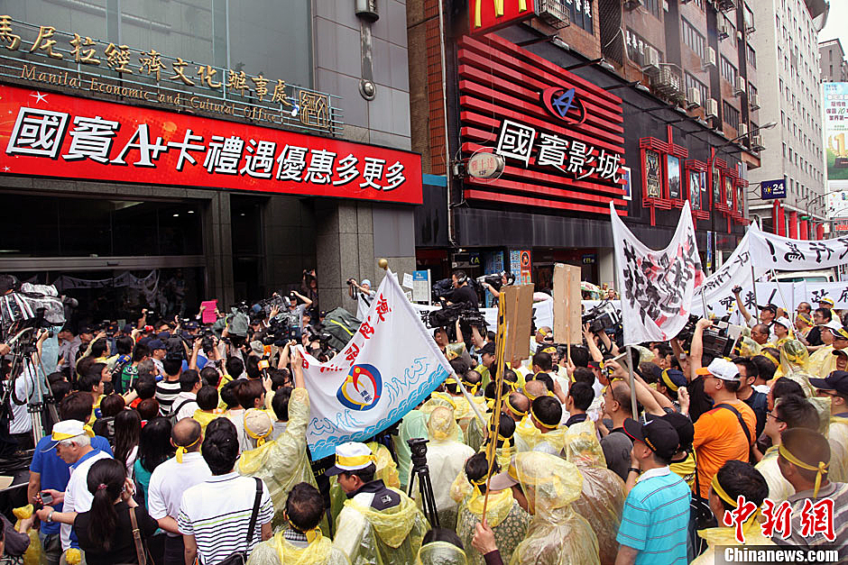 5月13日下午，屏東縣數(shù)百漁民北上臺北，冒雨在馬尼拉經(jīng)濟文化辦事處前抗議，要求菲律賓政府為攻擊臺漁船