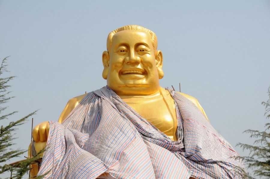圖位此前的4月26日，“佛像”上出現(xiàn)帆布，最終，工作人員將帆布蓋在“佛像”頭像上。