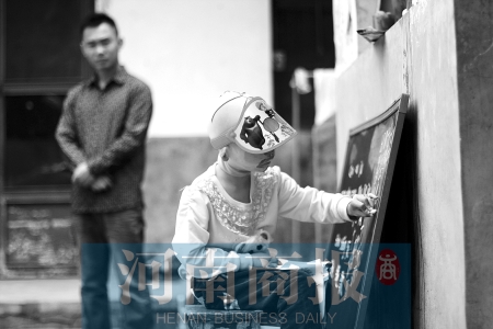 右手受傷了，她用左手在家里的小黑板上練習(xí)寫(xiě)字