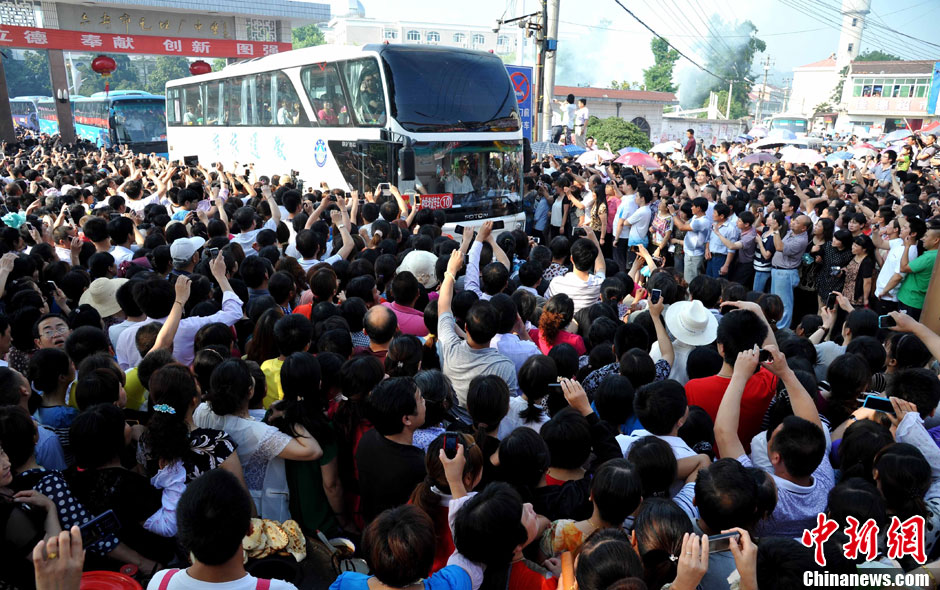 6月5日，一年一度的毛坦廠鎮(zhèn)“送考節(jié)”到來，70輛大巴車護送毛坦廠中學(xué)萬名考生安全赴考。