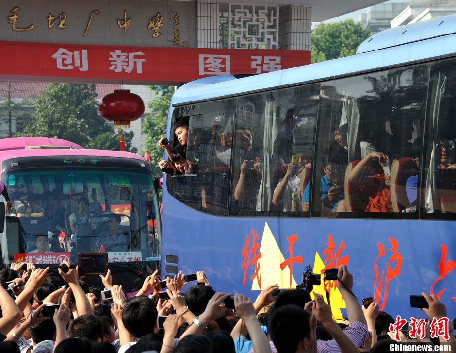 6月5日，一年一度的毛坦廠鎮(zhèn)“送考節(jié)”到來，70輛大巴車護送毛坦廠中學(xué)萬名考生安全赴考。
