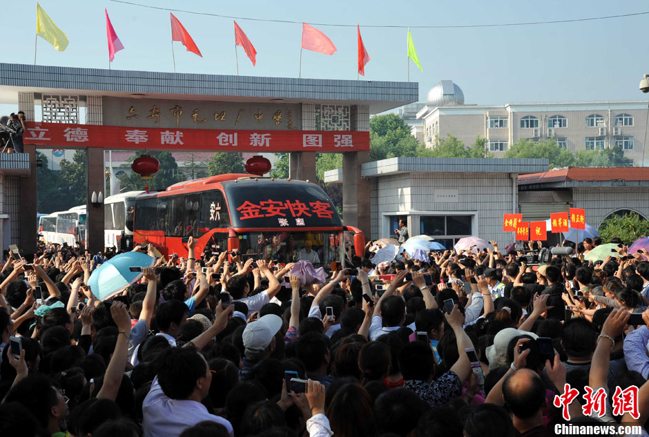 6月5日，一年一度的毛坦廠鎮(zhèn)“送考節(jié)”到來，70輛大巴車護送毛坦廠中學(xué)萬名考生安全赴考。