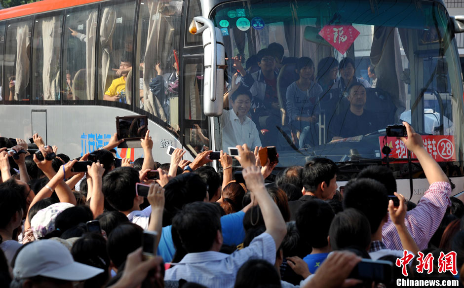 6月5日，一年一度的毛坦廠鎮(zhèn)“送考節(jié)”到來，70輛大巴車護送毛坦廠中學(xué)萬名考生安全赴考