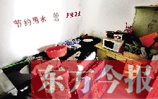 廁所進(jìn)門中廳，擺放著灶臺、餐桌、床鋪等，乍一看像個客廳