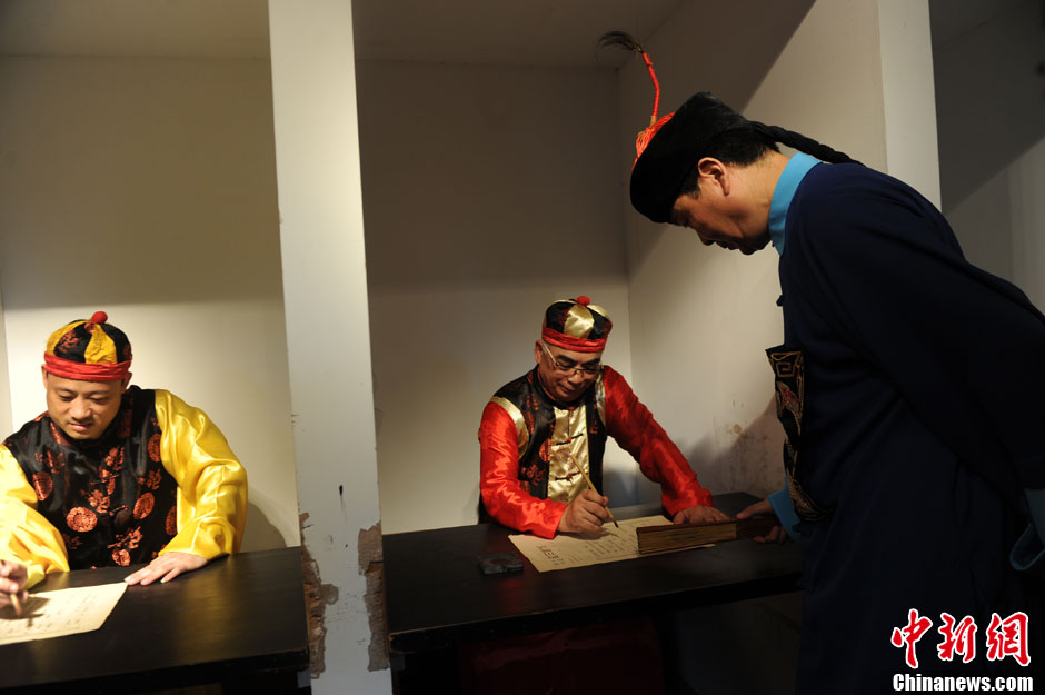 圖為“考試”現(xiàn)場(chǎng)。中新社發(fā) 張浪 攝