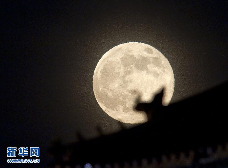 6月23日晚，在北京故宮角樓附近拍攝的圓月。