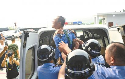 6月19日，安岳縣看守所，押赴刑場的一刻，劉明（化名）跳起來托付親友照顧好父母。吳小川 攝