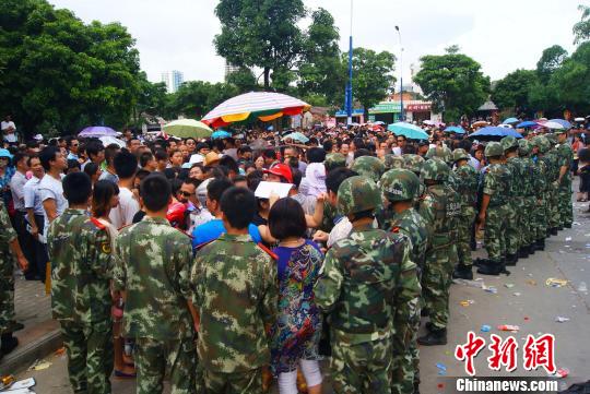 7月9日，聚集在中國人民銀行北海市中心支行的外地民眾越來越多，當?shù)毓俜讲坏貌怀鰟哟笈叿?、武警前往維