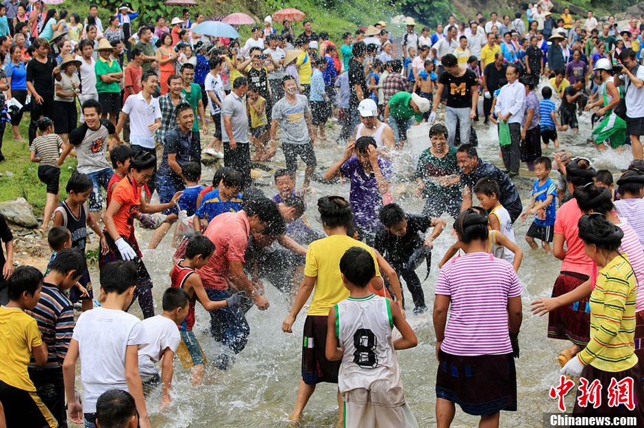 圖為7月9日，村民在小河里摸魚搶魚。譚凱興 攝