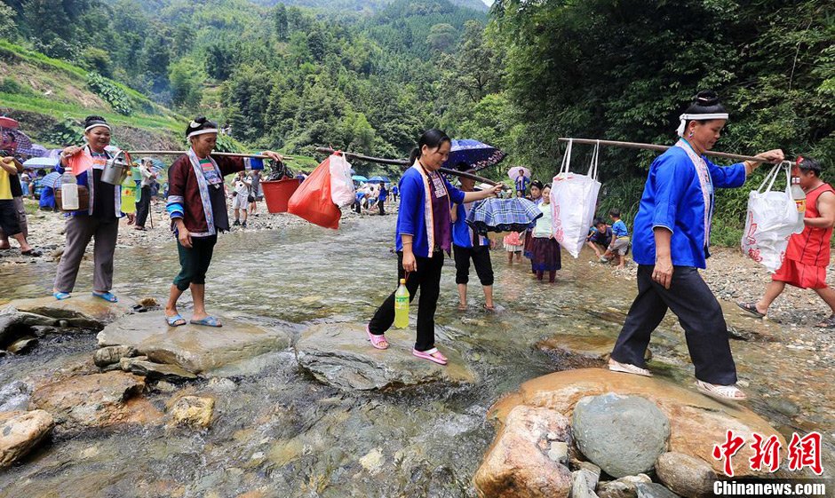 7月9日，一年一度的鬧魚節(jié)在廣西融水苗族自治縣白云鄉(xiāng)保江村舉行，附近村屯的居民前往集會(huì)地參加節(jié)日活動(dòng)