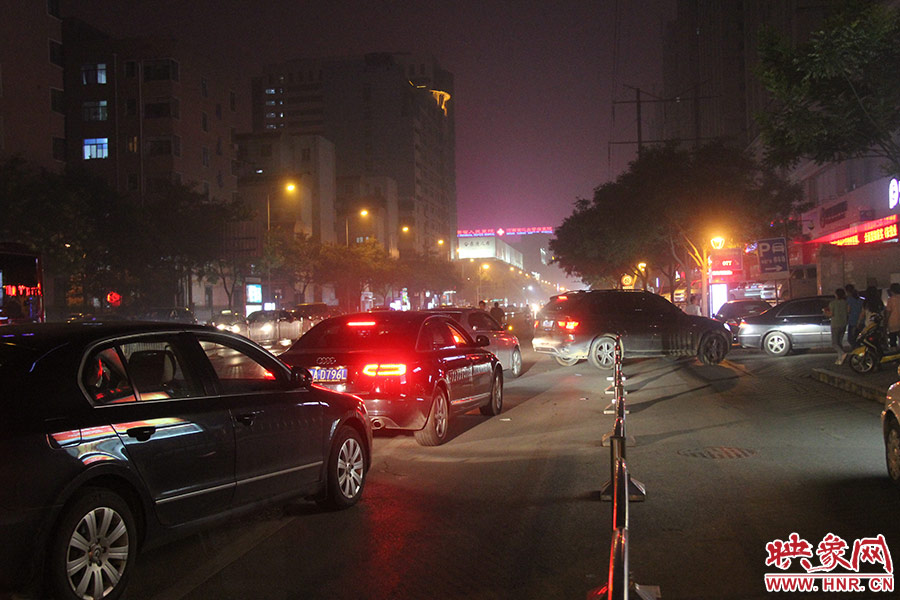 等待加油的車輛已經(jīng)排到了加油站外的道路上。