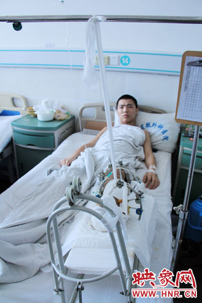 “如果有人肯幫我出4萬元的醫(yī)藥費，我愿意為他免費工作3年，多苦多累都行?！?月26日，躺在病床里上的