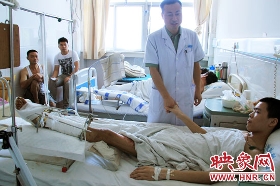 據(jù)仁濟醫(yī)院外傷科主任張明伍介紹，楊偉峰的小腿的創(chuàng)面已經(jīng)恢復得差不多了，治療情況還比較樂觀。但因為小腿