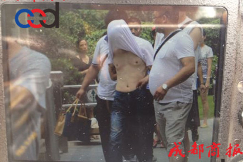 圖為事發(fā)現(xiàn)場(chǎng)，嫌疑人被警方控制。