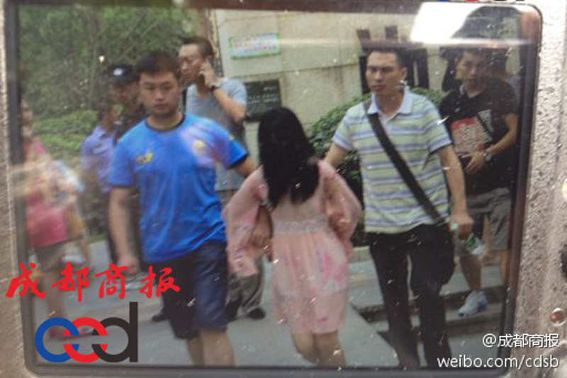 圖為事發(fā)現(xiàn)場(chǎng)，嫌疑人被警方控制。