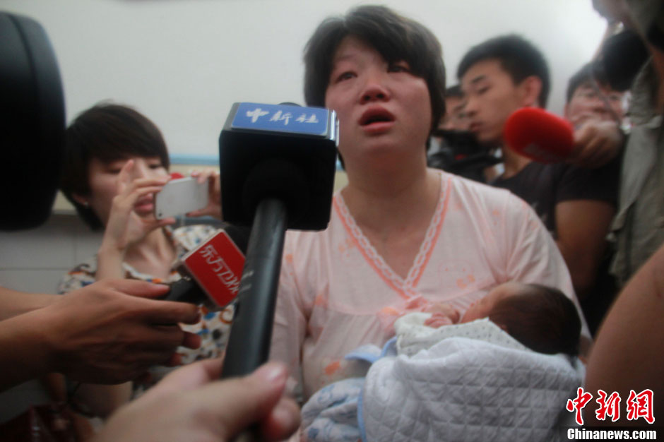 圖為獲救嬰兒母親接受中新社記者采訪。張一辰 攝