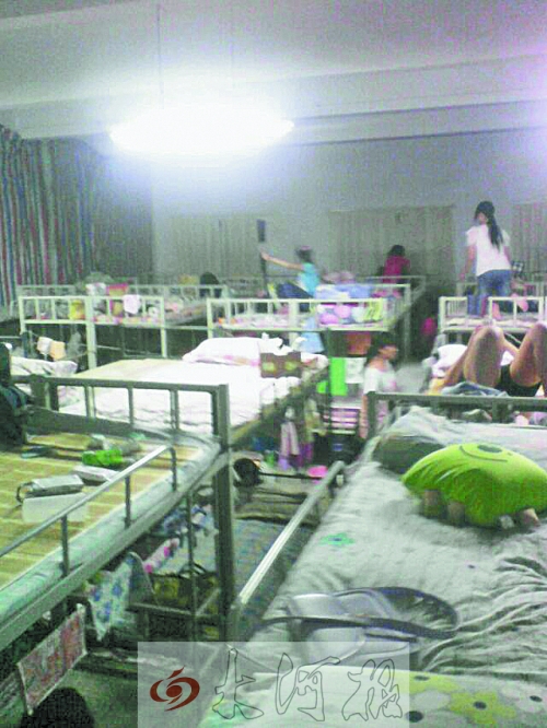 住在電教室里的女生們，擁擠不堪。