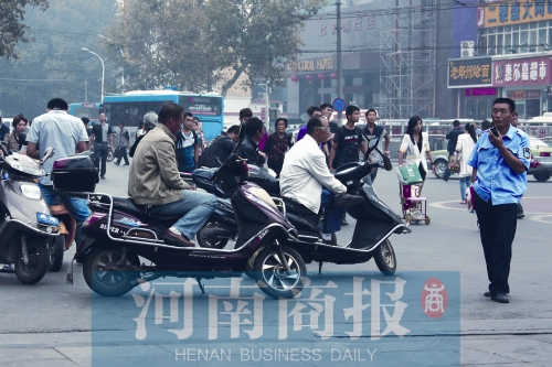 　火車站廣場(chǎng)北側(cè)，幾輛摩的正在等客