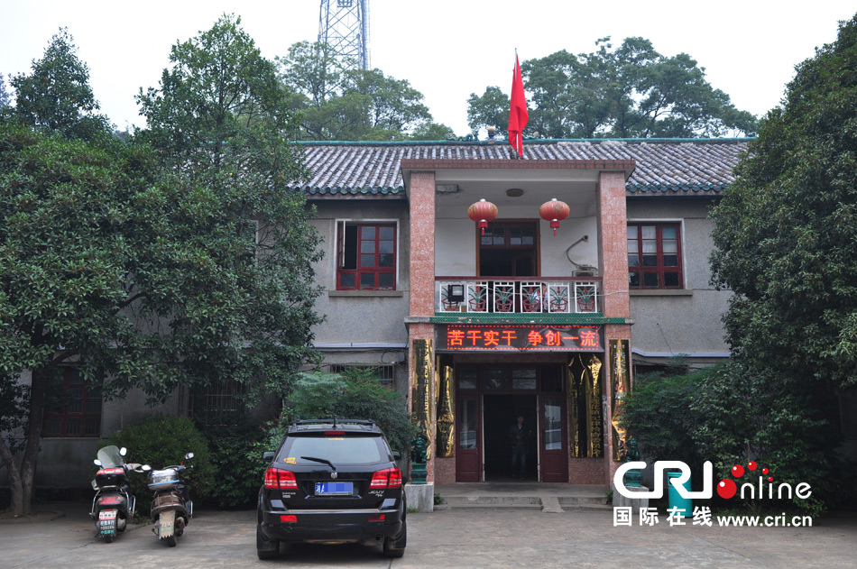 　2013年10月21日，這是蓮花鎮(zhèn)人民政府的辦公樓，和蓮花鎮(zhèn)云蓋村的辦公樓相比，寒酸不少。