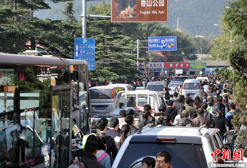 圖為10月26日上午10點(diǎn)多，北京香山路賞紅客摩肩接踵