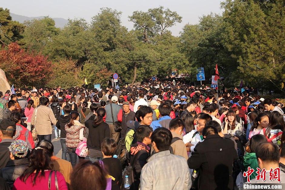　10月26日，北京香山公園內(nèi)游客摩肩接踵。